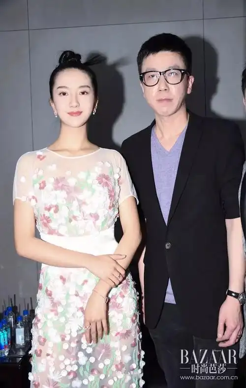 许龄月不论从主题文字命名还是作品呈现,都充满东方韵味!