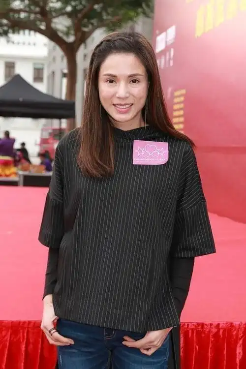 54岁的李若彤还是老了离开修图面部松弛略显老态但好身材依旧