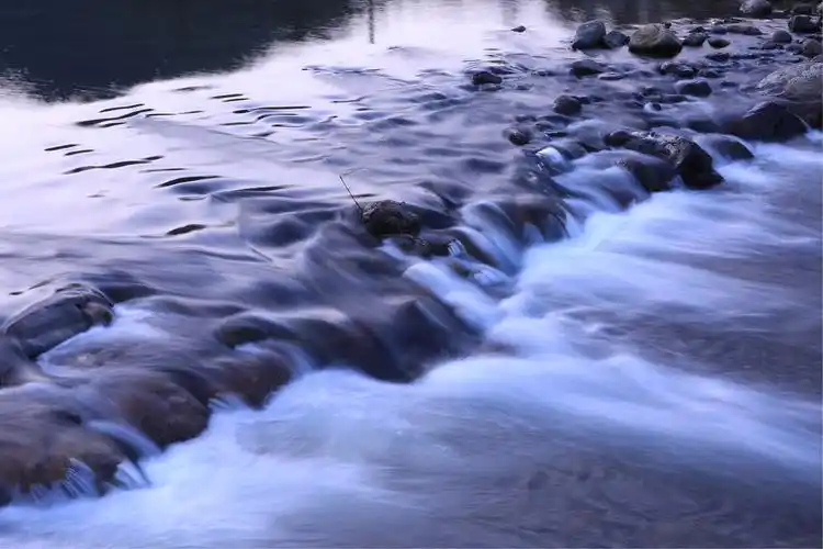 潺潺流淌的绕村小河.