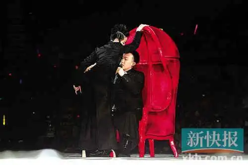 陈奕迅对何韵诗大尺度激吻袭胸 网友曝其前科累累(2)