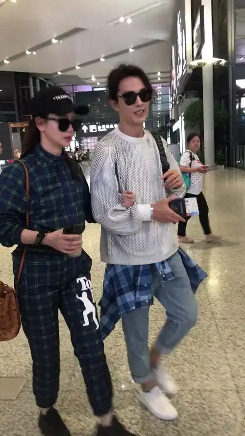 戚薇挽着老公李承铉恩爱甜蜜