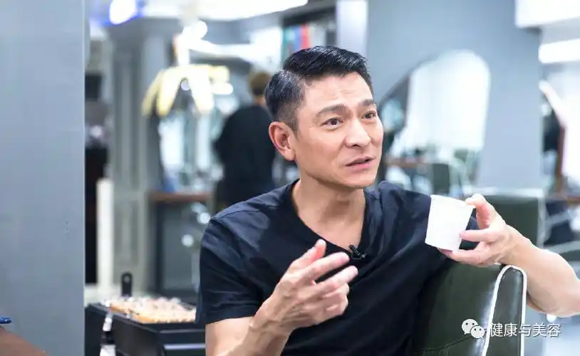 刘德华的三七分油头已经成为他的标志发型了.