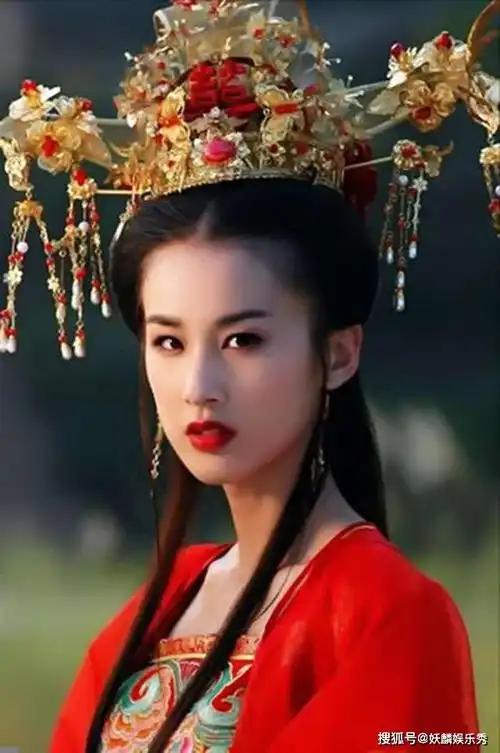 都被称为星女郎,黄圣依应该早期星女郎之一,曾出演过《白蛇传说》《第