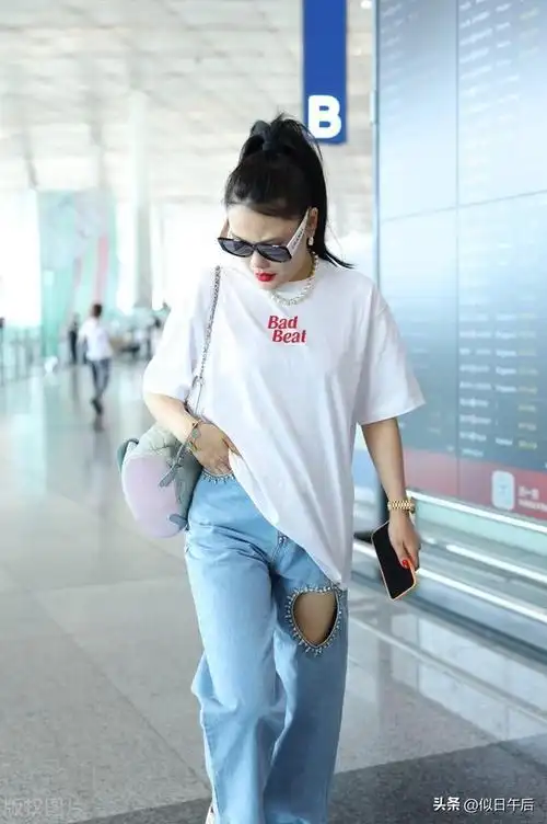 袁娅维现身北京机场,身穿白t搭配破洞牛仔裤时尚简约