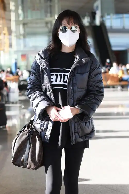 49岁闫妮素颜走机场 紧身裤下勾勒完美身形