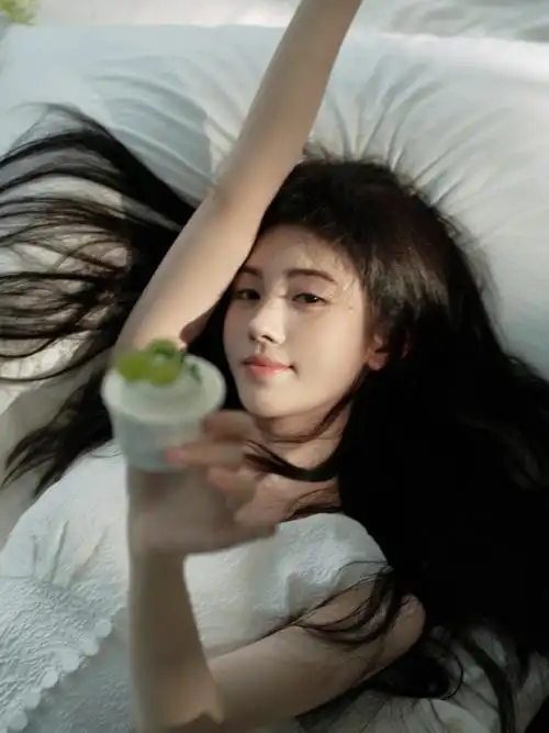 鞠婧祎穿蝴蝶裙仙气十足,气质清冷有韵味,与小羊羔同框超有爱