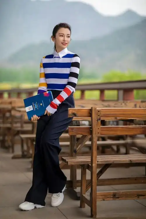 李冰冰美国纽约亮相,哪吒头扮嫩人老心不老,越来越"晓庆化"