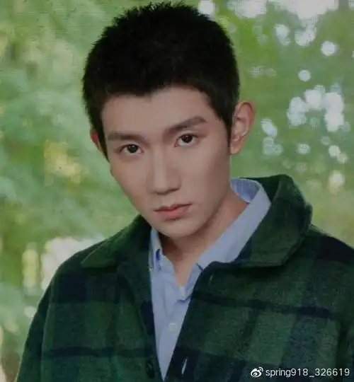 王俊凯寸头大片上热搜,tfboys寸头造型成对比,谁的颜值抗住了?