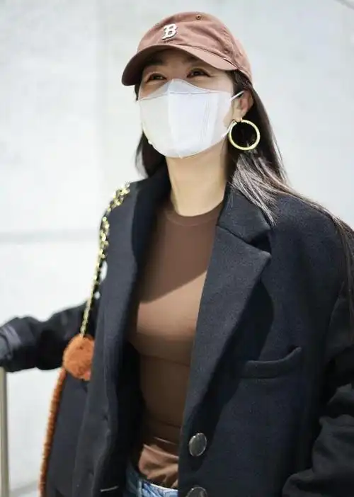 李菲儿现身上海机场黑色外套简约随性