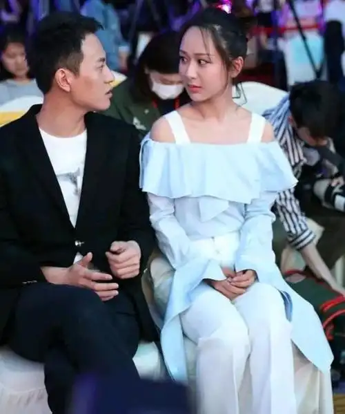 杨紫前男友秦俊杰又曝恋情!两人被拍同回酒店,偷吻摸臀动作不断