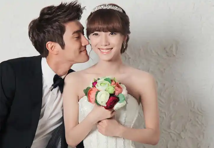 王珞丹崔始源新戏婚纱大片曝光甜蜜互动幸福爆表