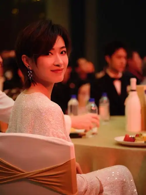 万茜这次出席活动选择了黑色修身长裙搭配红唇简直太惊艳而且气场全开