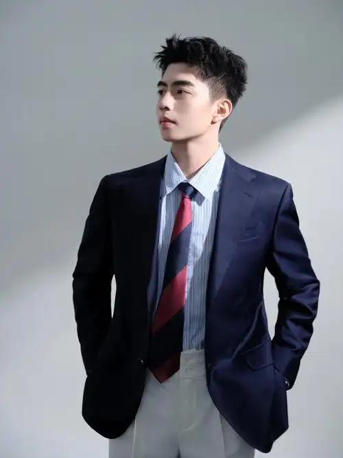 这款发型清爽凌乱飞机头
打理随意
男生干净清爽短发凌乱抓刺