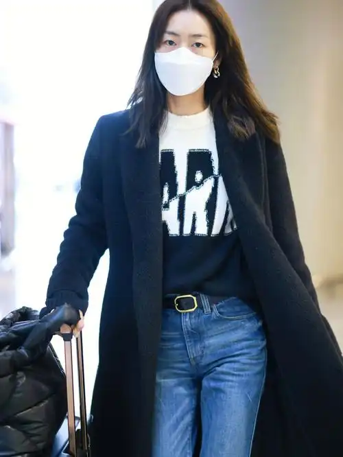 刘雯身着marnilogo针织双色毛衣现身机场