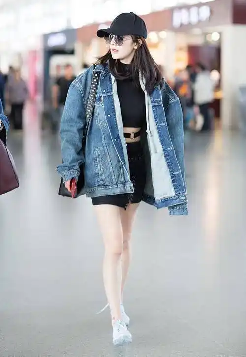 原创杨幂三月发美照牛仔外套造型时髦马甲小秀很撩人