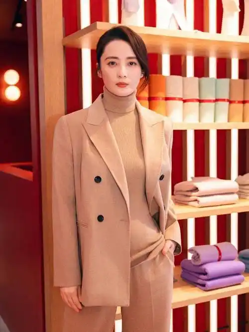 蒋勤勤国际范的穿搭火了:同色西装 打底衫 阔腿裤,还