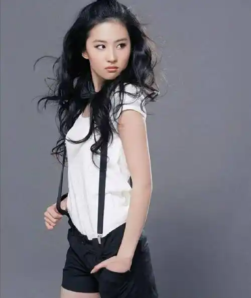 阔腿裤已经过时了,今年流行刘亦菲穿的短裙,连衣裙,时尚还清凉_女生