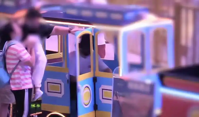 谢娜一家游乐园欢聚,露小蛮腰与张杰自拍,三个女儿遗传好基因_家庭_带