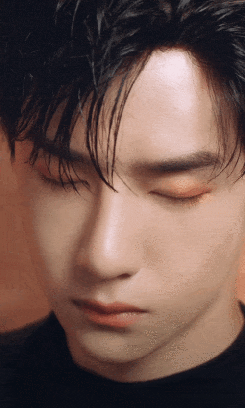 王一博演绎植村秀全新大师眼影盘「流暮金」