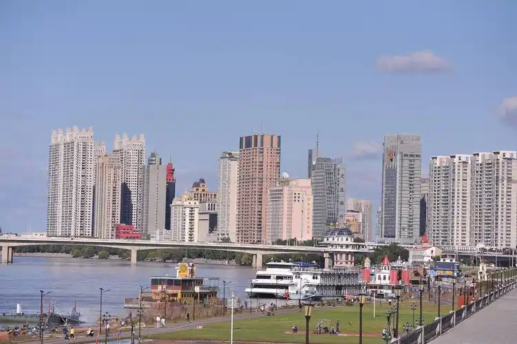 哈尔滨的天真蓝呀市区内的十个空气实时监测点数据全都是优