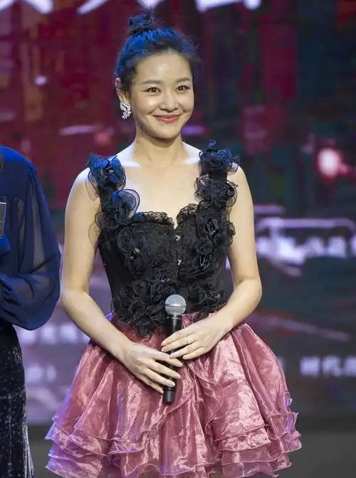 女神王维维气质超赞,独特的穿搭风格,女人味十足!