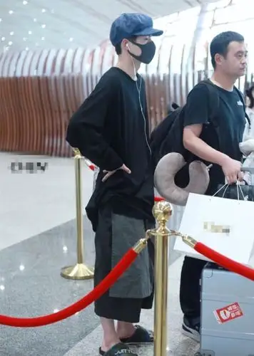 刘昊然直接穿着拖鞋就出门了,和荧幕上太不相同了,真是随意!