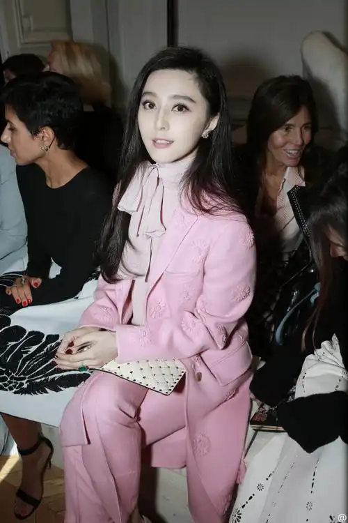 范冰冰出席巴黎时装周valentino大秀