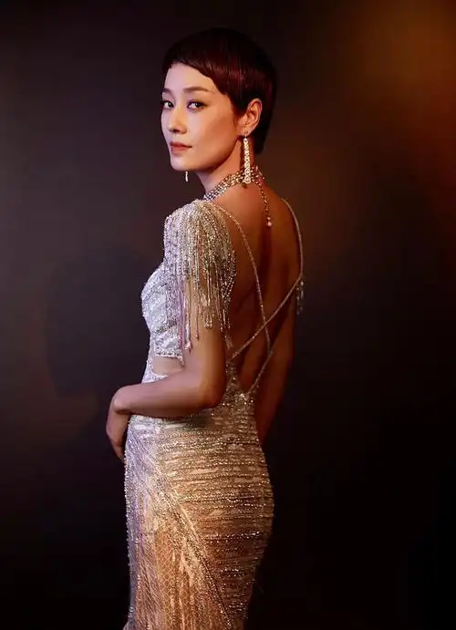 马伊琍好大胆!本以为穿深v透视裙够亮眼了,没想到转身后更惊艳