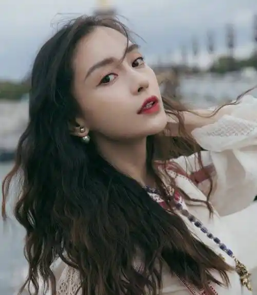 angelababy30岁一样时尚年轻,穿复古风格连衣裙,意外穿出宫廷风_女性