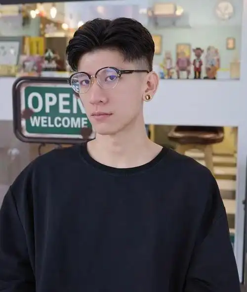 男生过了30岁,建议剪这3款"露额"发型,清爽干净,潮流帅气|刘海|寸头