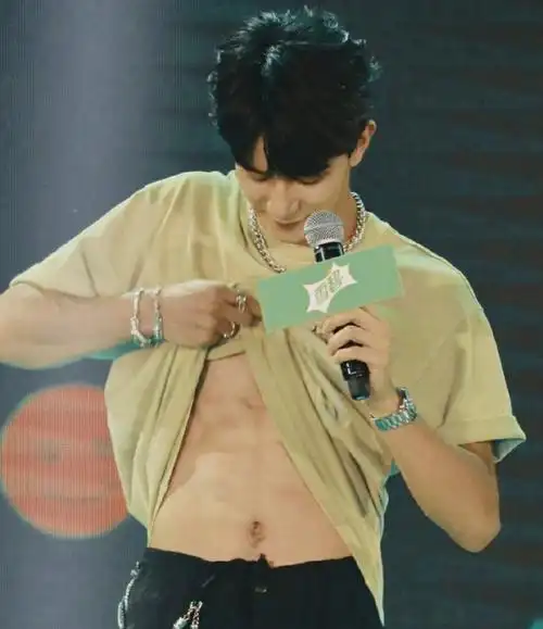 抛媚眼撩上衣露身材咬嘴唇,擦边球式"毒瘤"圈粉文化正疯狂生长_腾讯新