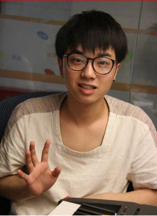 回顾看到当红艺人判若两人旧照才明白资本造星的力度有多强