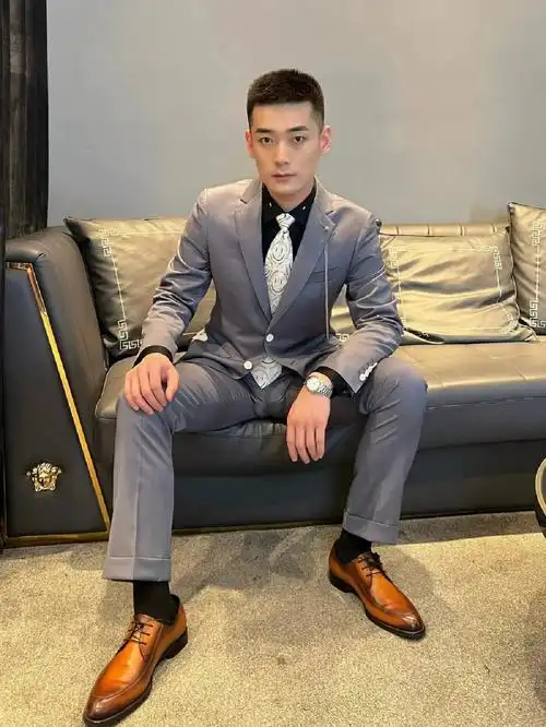 正装帅哥哥