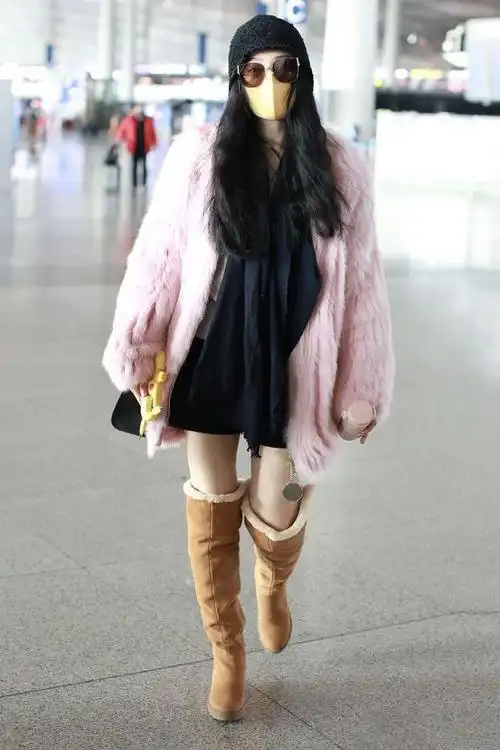 范冰冰为抢镜真够拼,大冬天"光腿"穿粉色皮草,美得真招摇