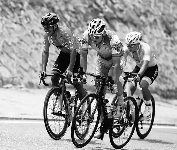 7月10日,第22届环青海湖国际公路自行车赛进行第二赛段多巴至贵德的