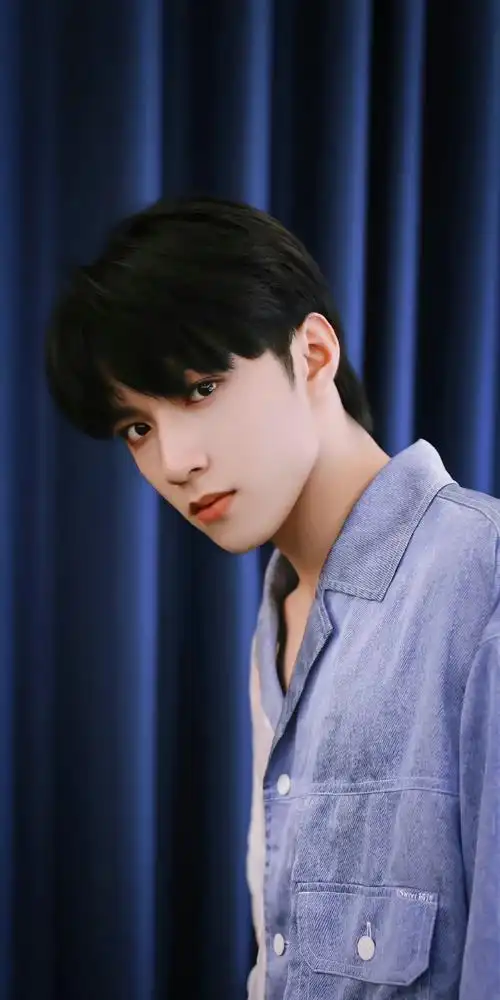 刘耀文拼色衬衫随拍