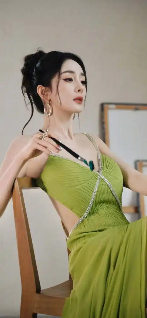 杨幂"小树挂大果"身材,真是极品,性感火辣,酥胸小蛮腰,蜜桃臀引人注目