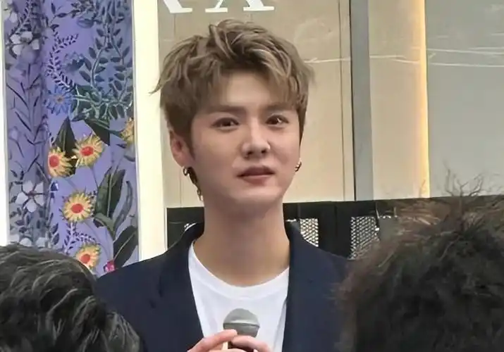 34岁鹿晗带货引热议,脸肿成"老嫂子",网友:撞脸65岁刘雪华