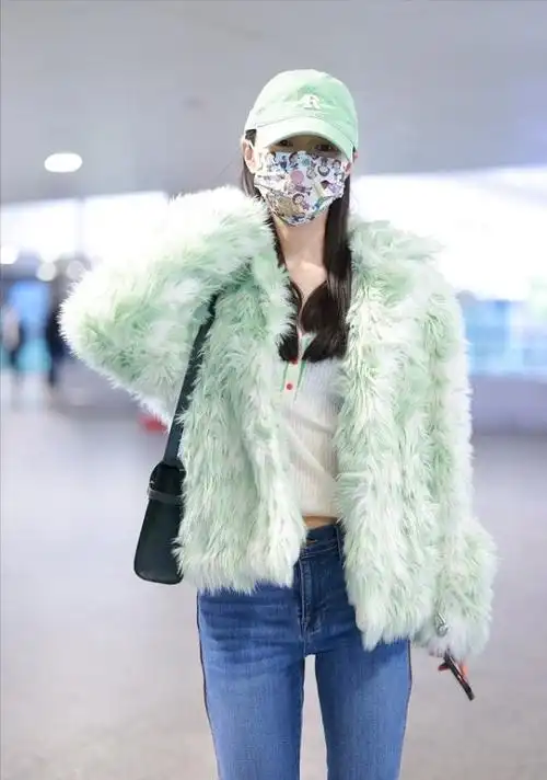 宋轶穿皮草也挡不住好身材露脐装秀小蛮腰