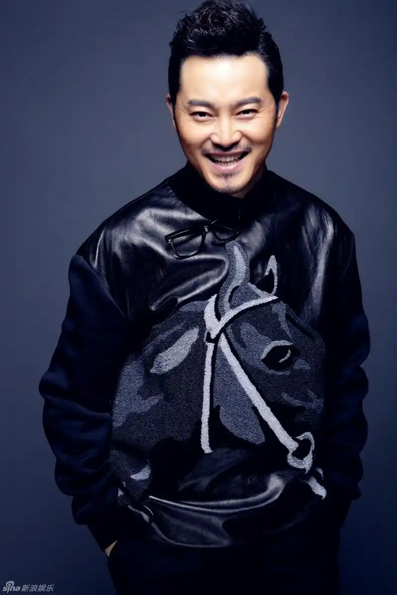 沙溢最新写真曝光 逗趣表情童心未泯_高清图集_新浪网