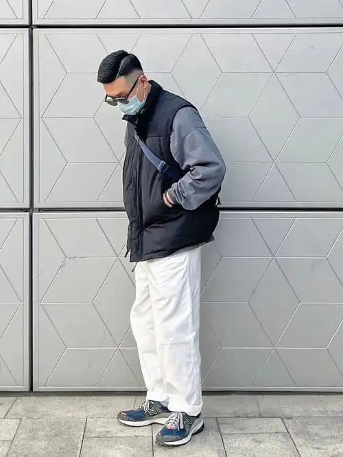 很多人都说白裤子太难搭配,而且还容易脏,但是真的穿上了,你就不这么