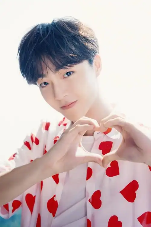 陈立农爱心衬衫清爽写真图片