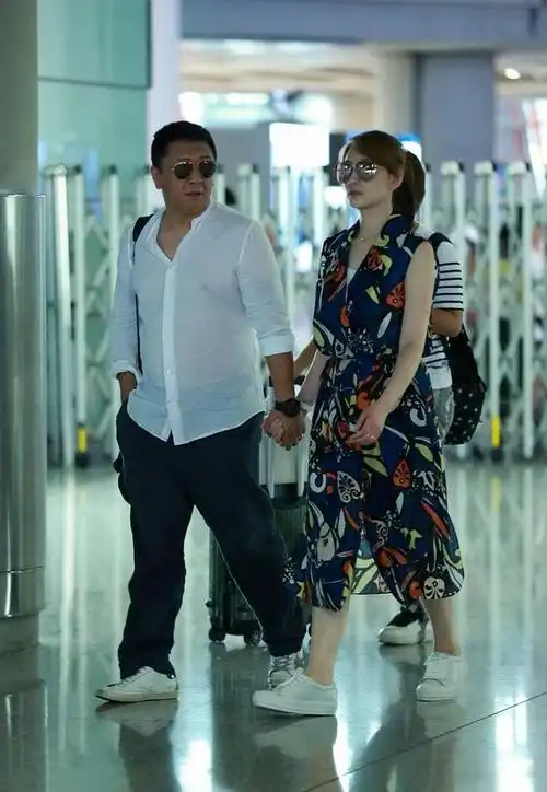 李小冉携老公走机场,花裙配新发色显沧桑,发福老公衬衫单薄好尬
