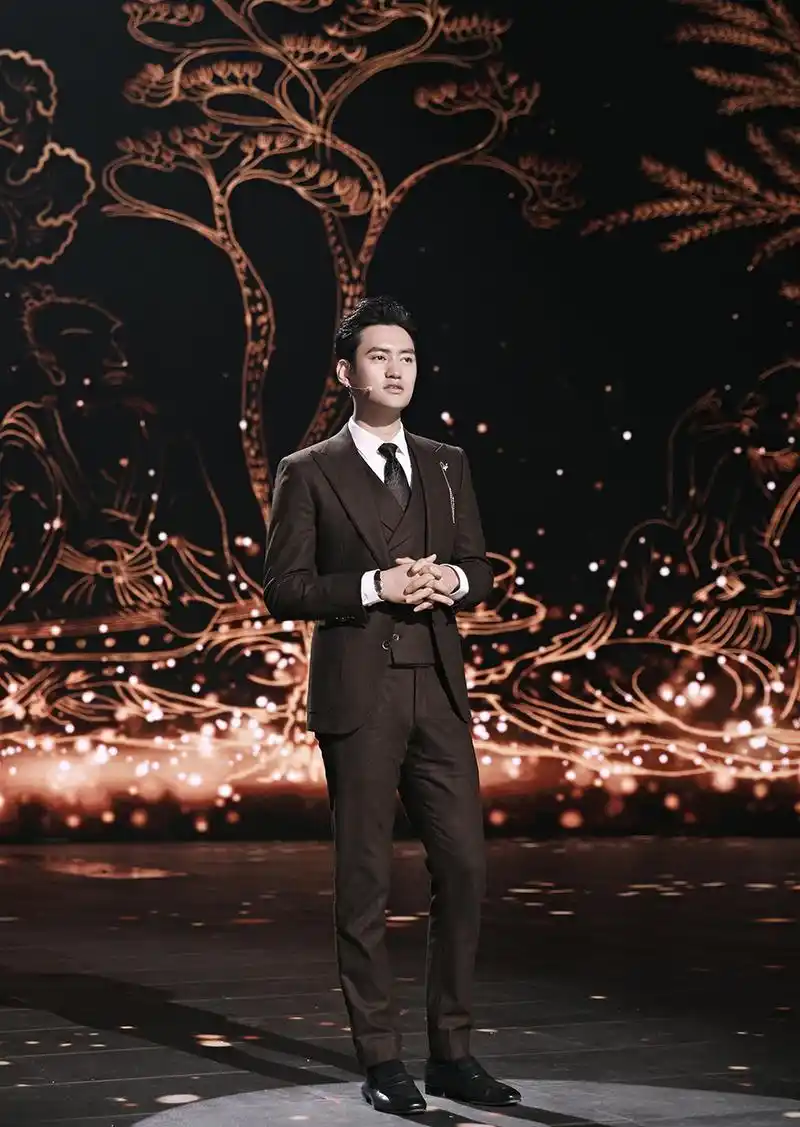 袁弘亮相《国家宝藏》棕色西服三件套尽显儒雅书卷气