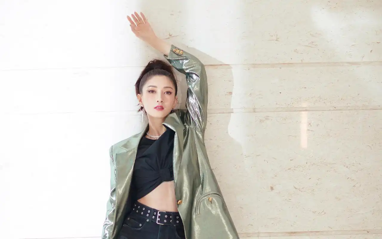 江疏影摩登动感写真桌面壁纸