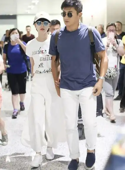 刘诗诗吴奇隆高调秀恩爱,都穿白裤子配墨镜超减龄,真相差16岁?