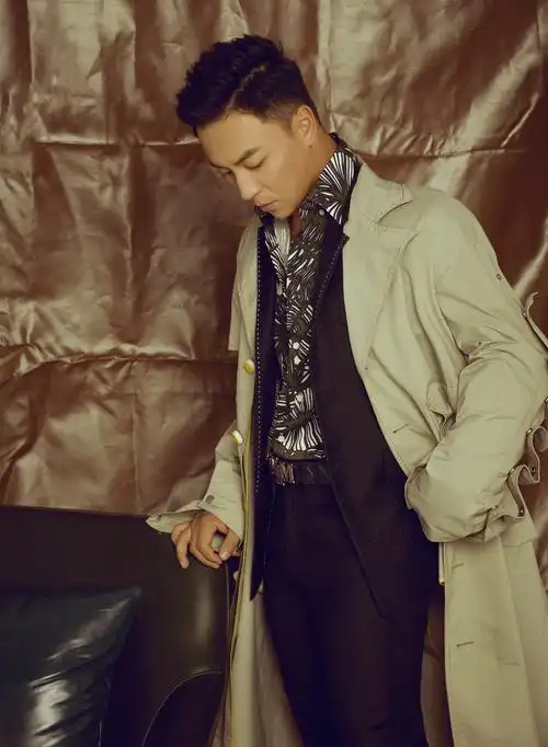 释小龙波点西服套装,搭配卡其风衣帅气十足