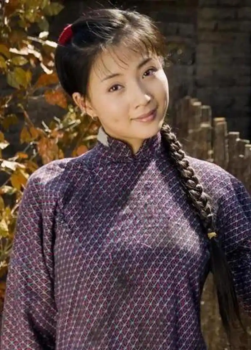 年轻时的殷桃,展现出了她独特的魅力和迷人的气质.