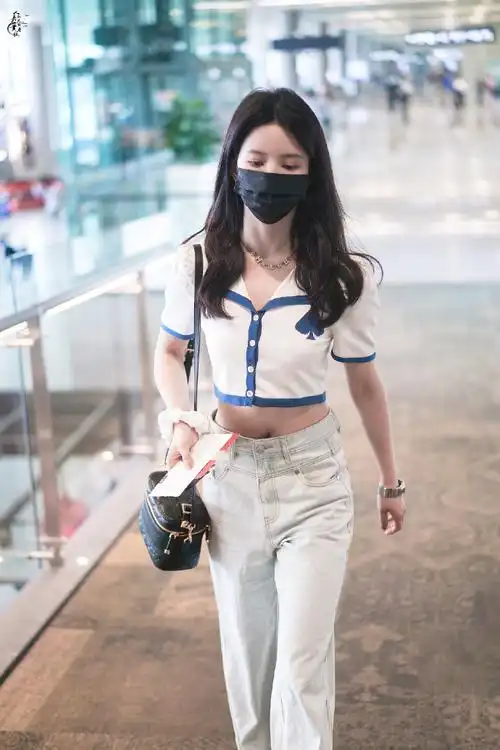 刘些宁今日机场饭拍分享,撞色桃心翻领上衣搭配水洗牛仔裤和老花板鞋