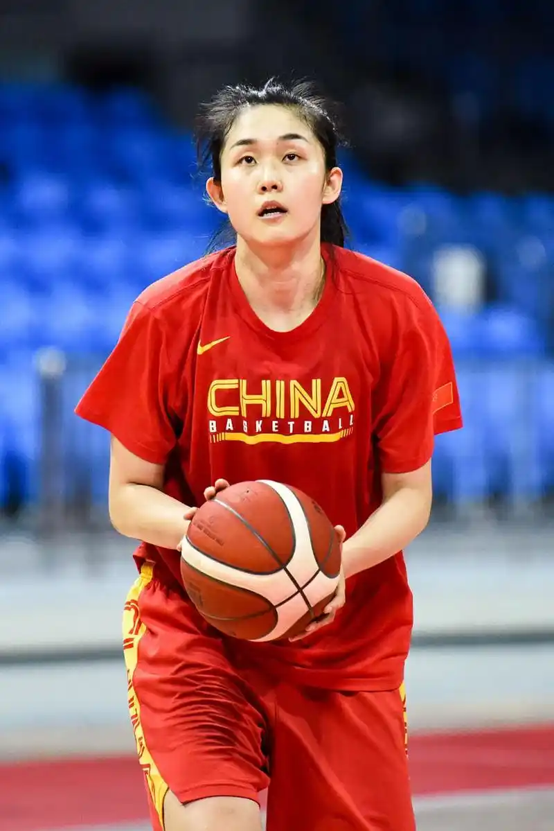 女篮张子宇是一位非常引人注目的运动员,年仅16岁却拥有惊人的身高2米